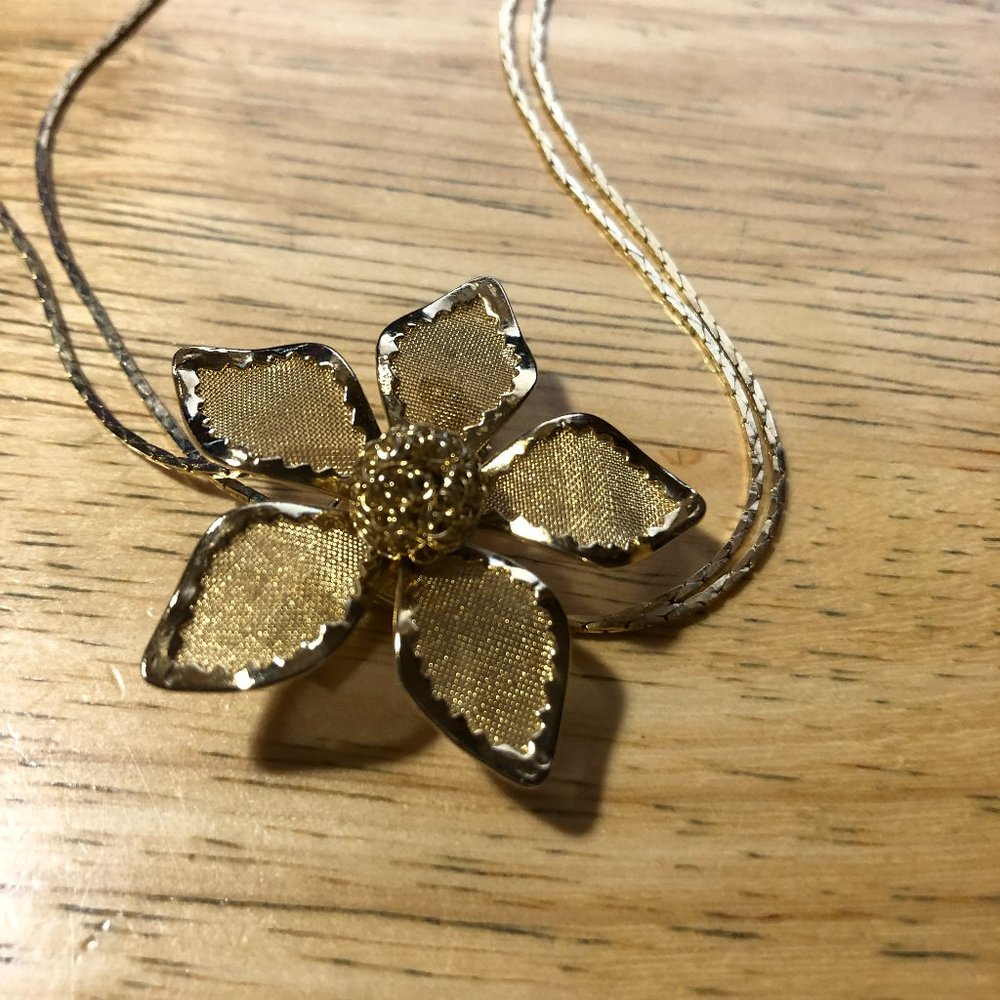 NWOT WOMENS BLOOMINGDALES GOLD-TONED ADJUSTABLE FLOWER PENDANT NECKLACE